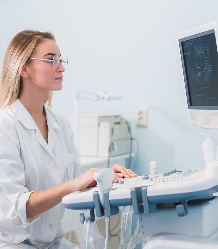 smiling-doctor-ultrasound-the-doctor-performed-an-PRZQU23